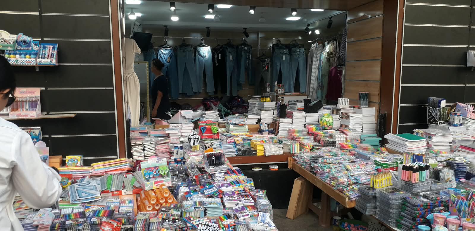 صور/ وسط العاصمة.. أطنان من الأدوات المدرسية ونهج اسبانيا يتحول إلى "مكتبة كبرى"